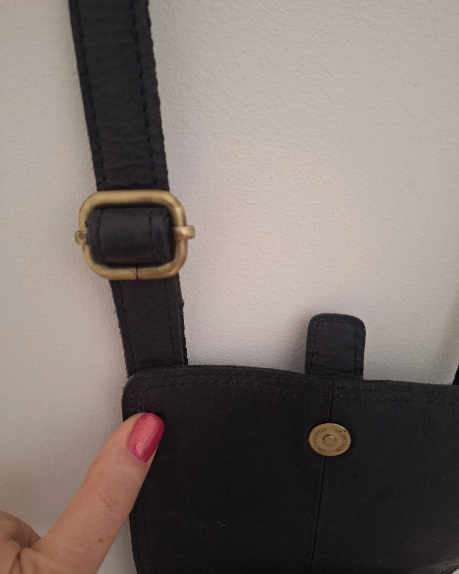 Mini bolso cruzado de cuero negro, compacto, unisex y ajustable – photo 4
